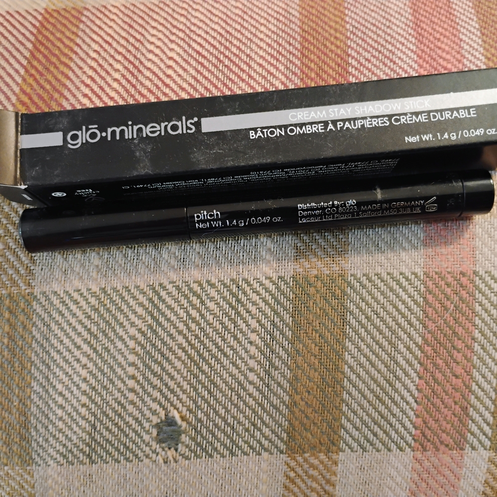 X4 GLO Black Cream Stay Shadow Stick